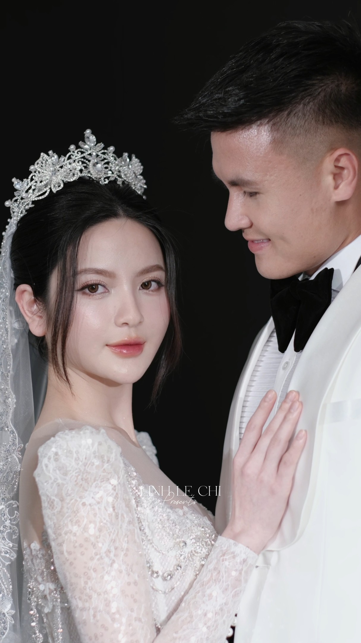 Quang Hải rạng rỡ đón cô dâu Thanh Huyền về dinh  - Bóng Đá