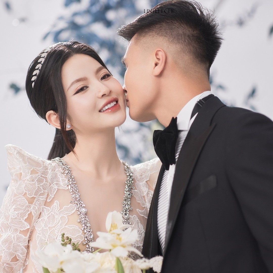 Quang Hải rạng rỡ đón cô dâu Thanh Huyền về dinh  - Bóng Đá