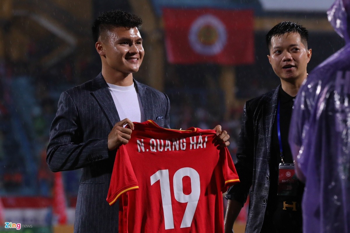 Quang Hải mặc vest, xuống sân mừng đồng đội mới - Bóng Đá