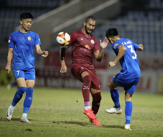 'Lứa cũ HAGL phòng ngự rất kém'; 'Bình Dương không có người nên phải dùng Tiến Linh' - Bóng Đá