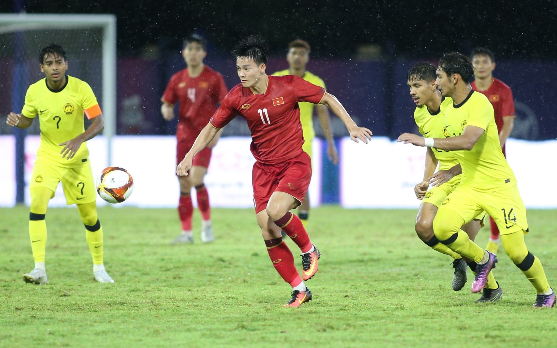 U22 Việt Nam vào bán kết SEA Games 32: Văn Tùng tiếp tục bay cao - Bóng Đá