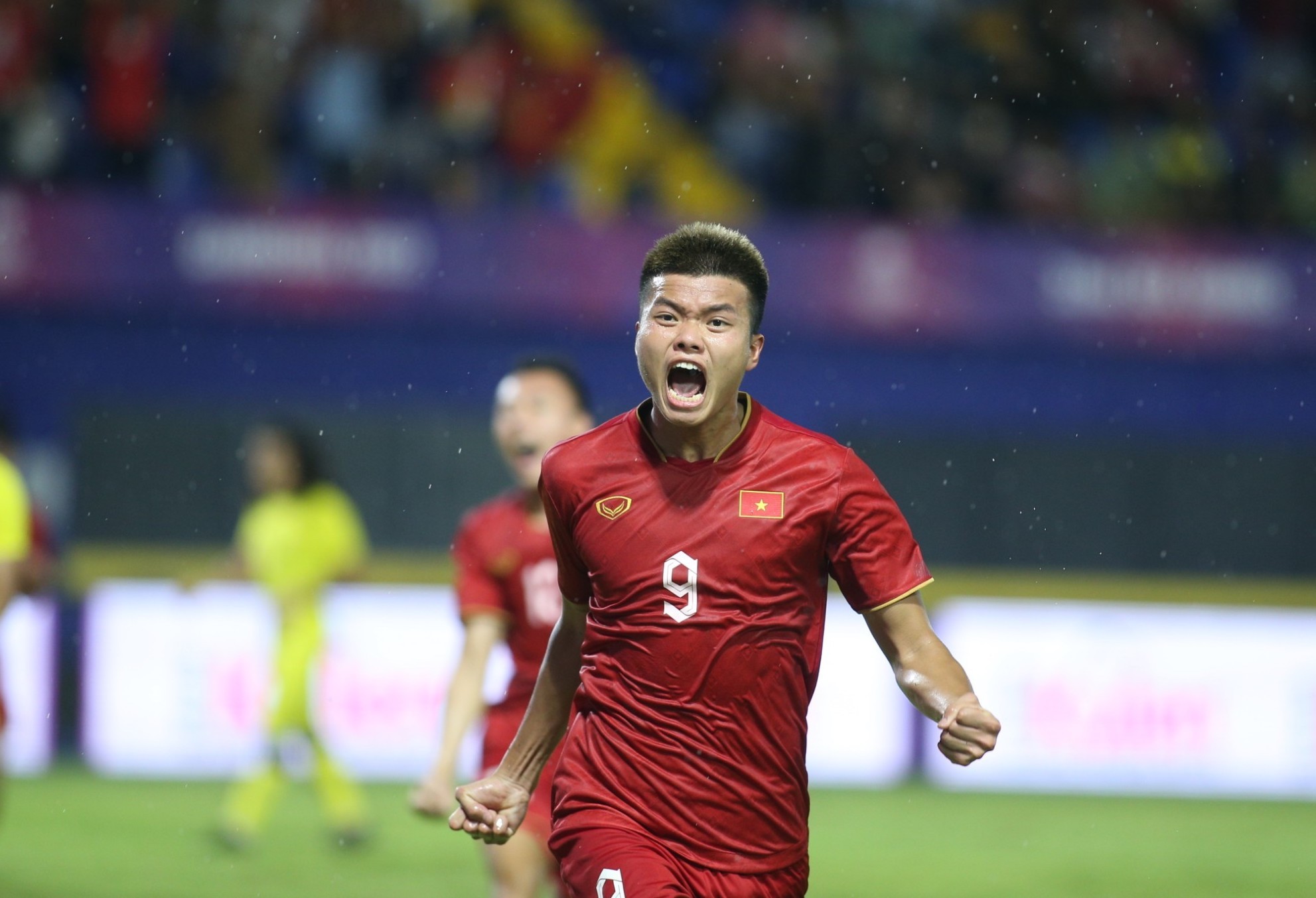 U22 Việt Nam vào bán kết SEA Games 32: Văn Tùng tiếp tục bay cao - Bóng Đá