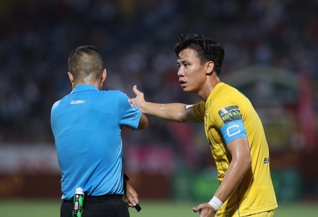 V.League lại 'nóng' vì sai lầm trọng tài - Bóng Đá