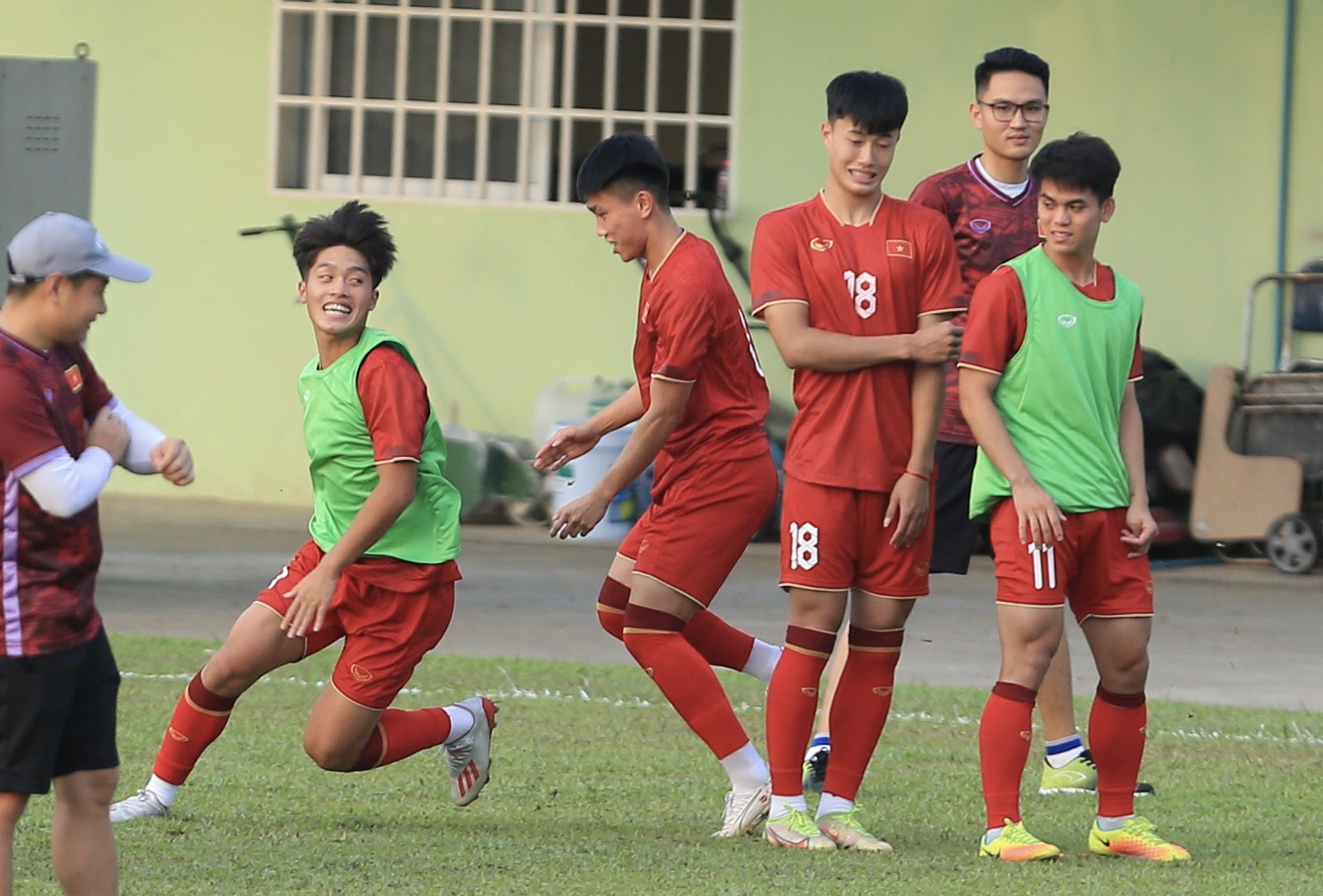 Tiền đạo U22 Việt Nam không ngán hậu vệ cao to của Singapore - Bóng Đá