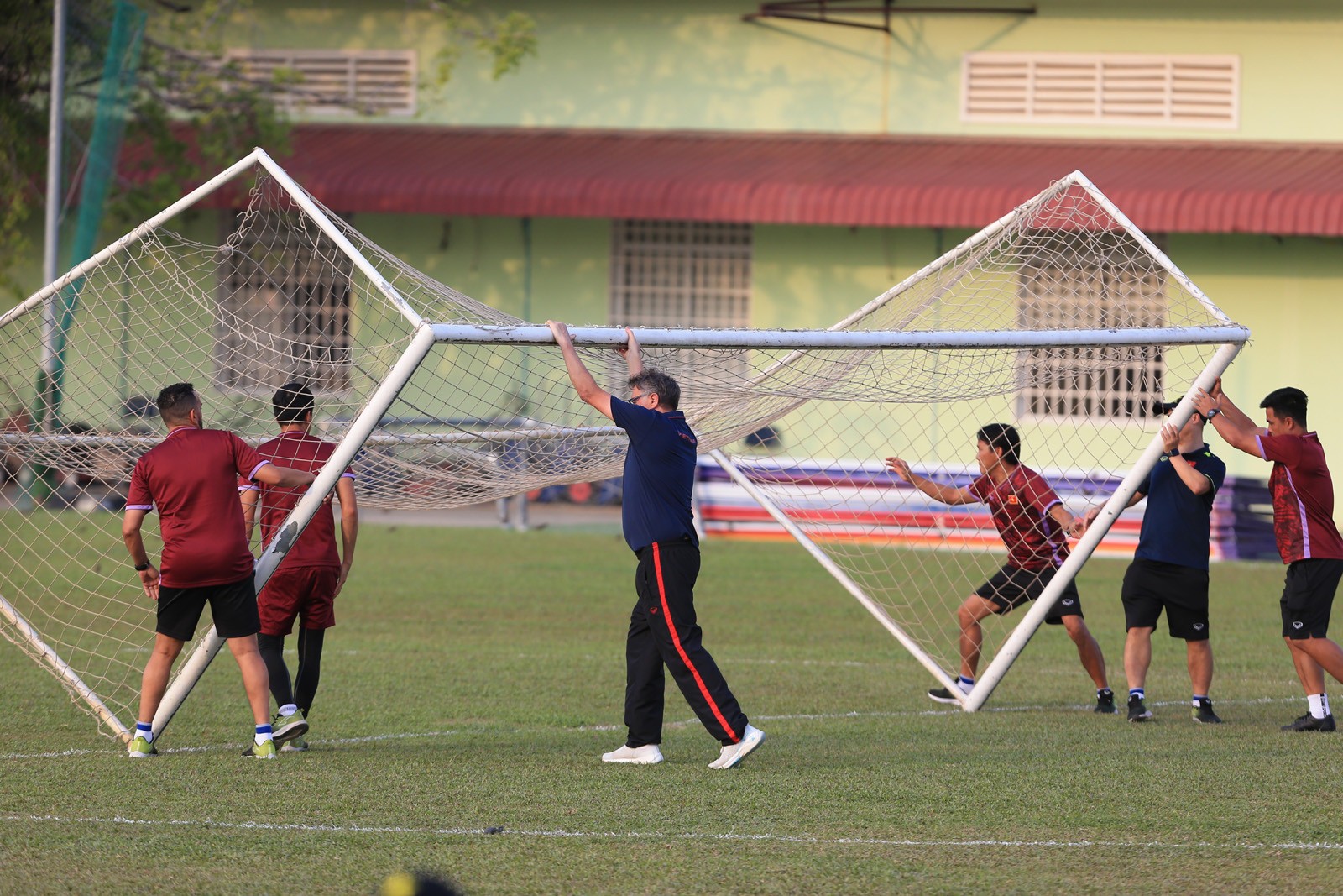 Tiền đạo U22 Việt Nam không ngán hậu vệ cao to của Singapore - Bóng Đá