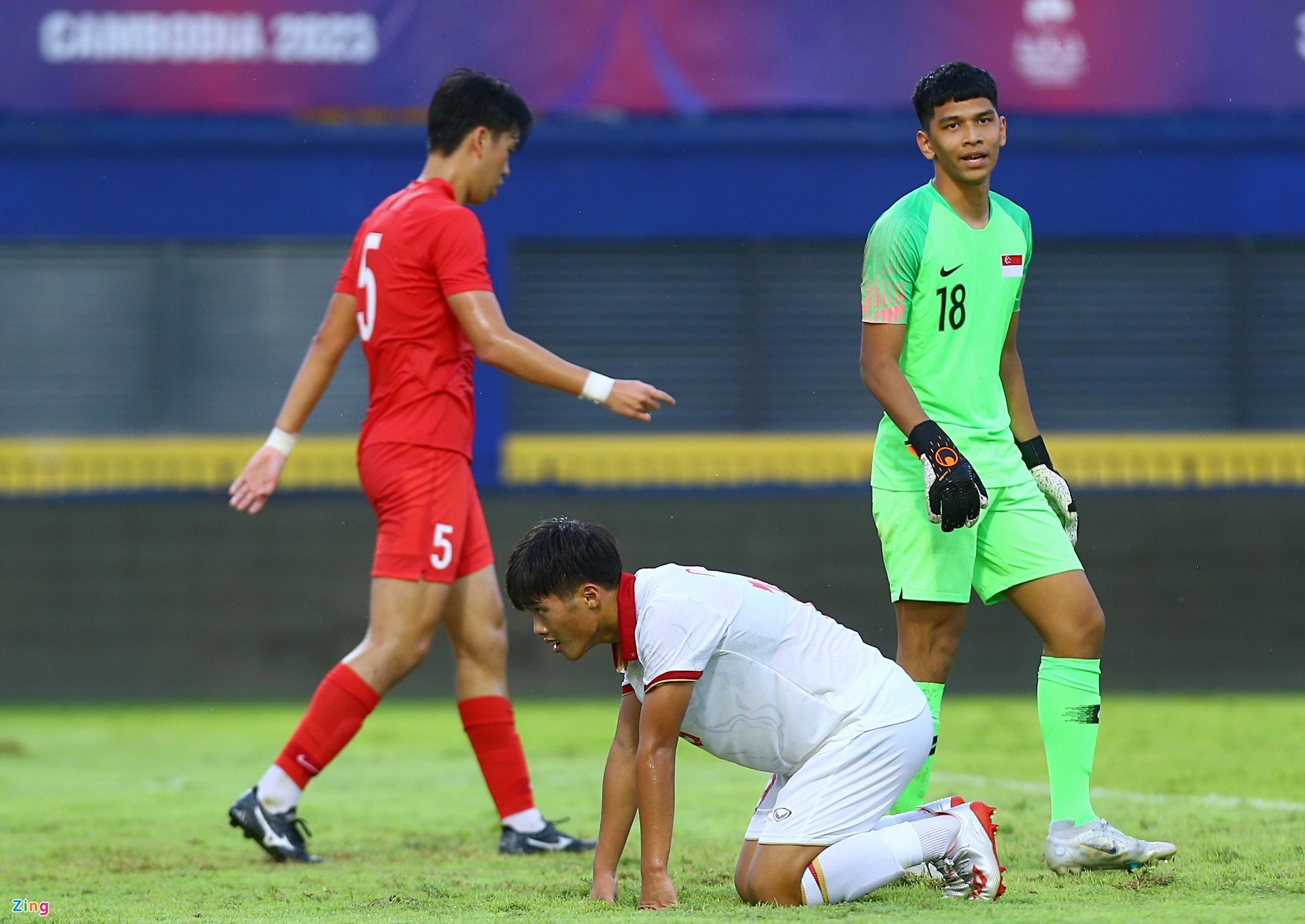 Tiền đạo HAGL bỏ lỡ khó tin trước U22 Singapore - Bóng Đá