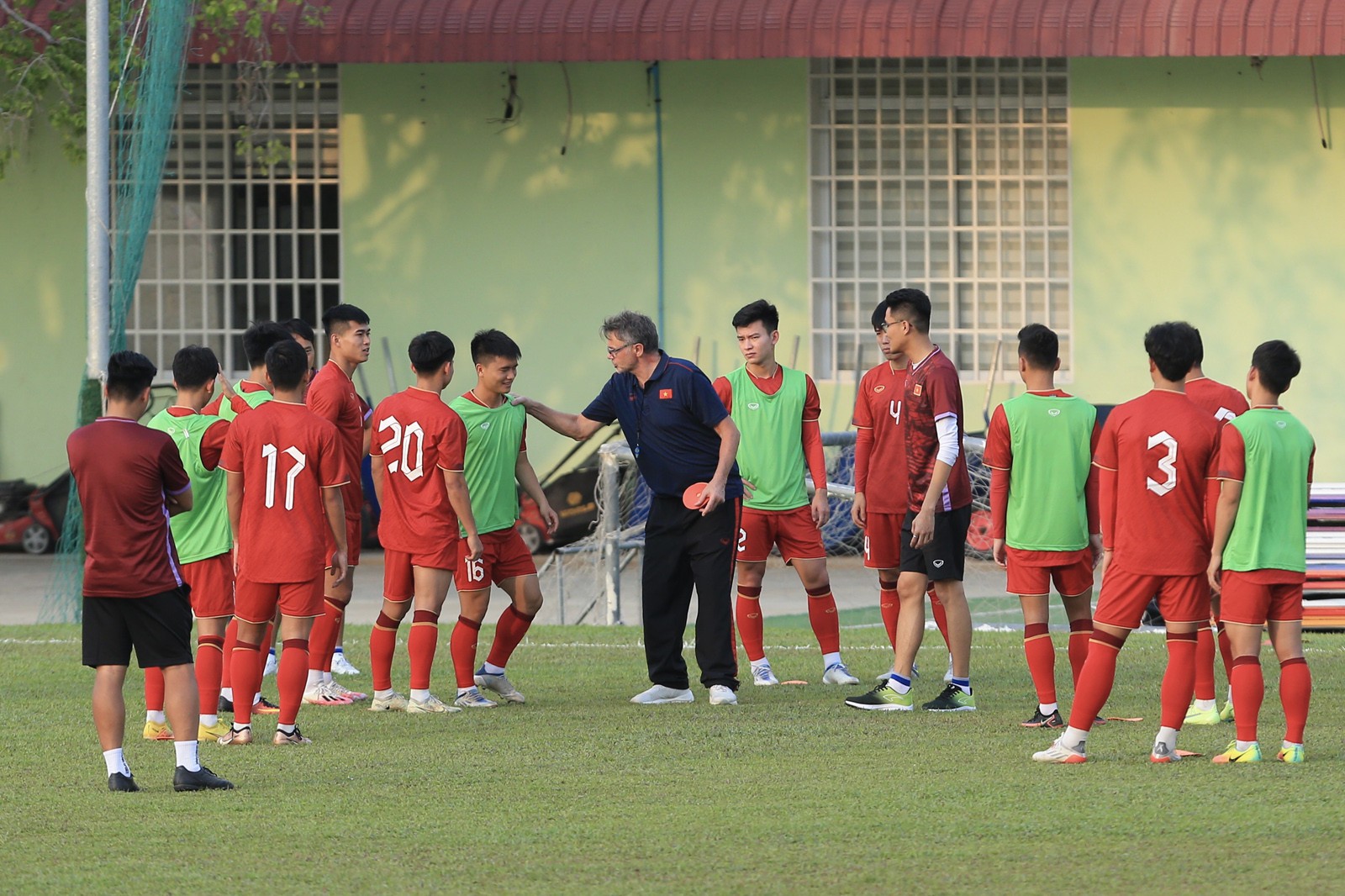 Tiền đạo U22 Việt Nam không ngán hậu vệ cao to của Singapore - Bóng Đá