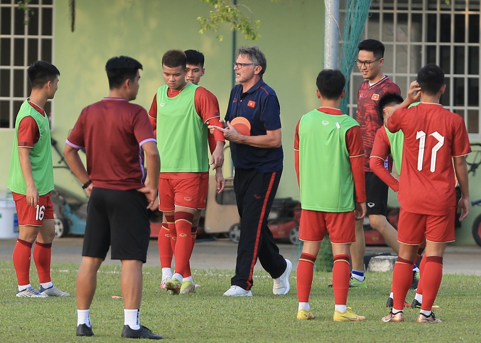 Tiền đạo U22 Việt Nam không ngán hậu vệ cao to của Singapore - Bóng Đá