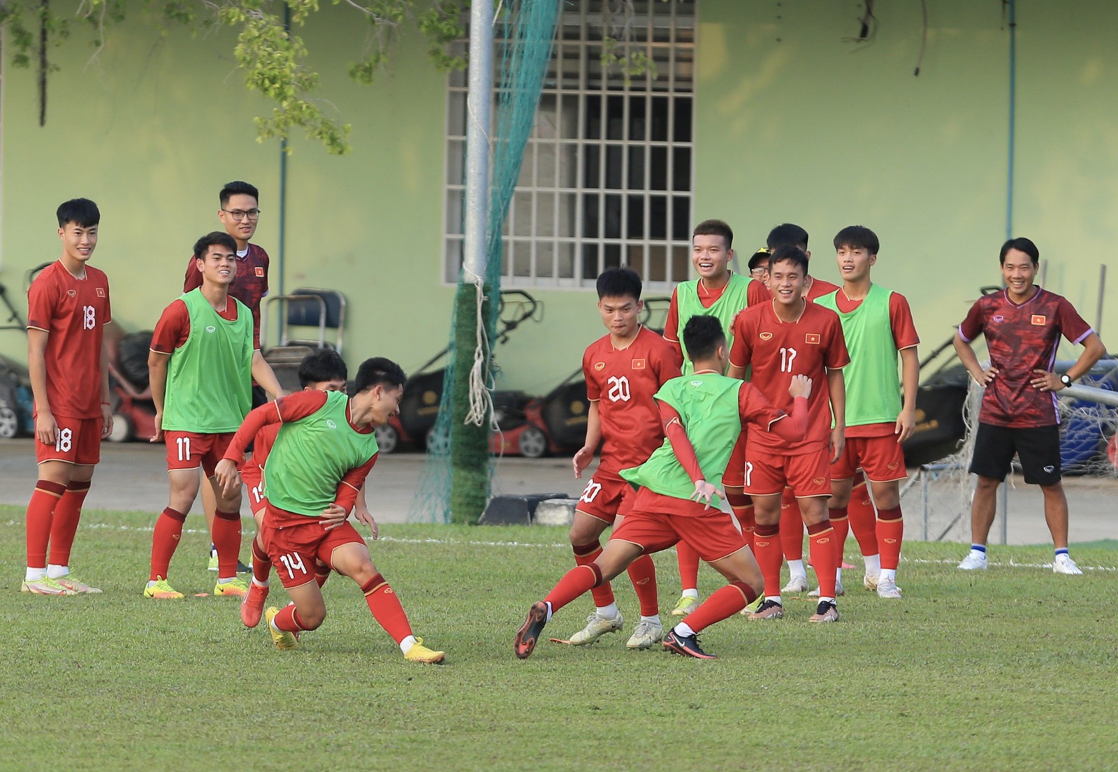 Tiền đạo U22 Việt Nam không ngán hậu vệ cao to của Singapore - Bóng Đá