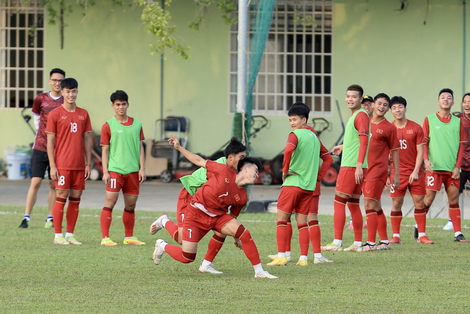Tiền đạo U22 Việt Nam không ngán hậu vệ cao to của Singapore - Bóng Đá