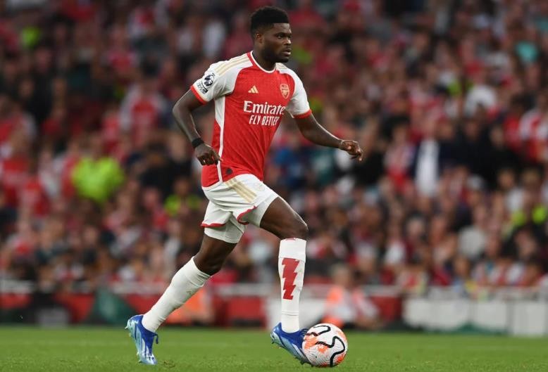 Spanish champions Barcelona are keeping an eye on Arsenal midfielder Thomas Partey’s future. - Bóng Đá