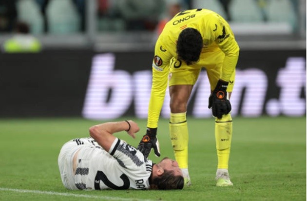Rabiot shows off damage from Juventus penalty appeal - Bóng Đá