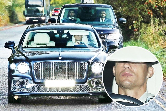 Cristiano Ronaldo arrives at Carrington after being dropped from Manchester United squad Man United issued a c - Bóng Đá