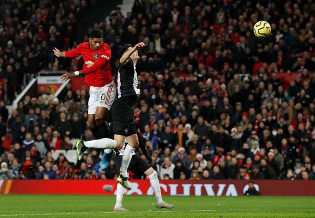 'Thủ môn chỉ còn biết chôn chân trước Rashford' - Bóng Đá