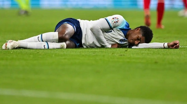 Rashford chấn thương khi va chạm với chính đồng đội - Bóng Đá