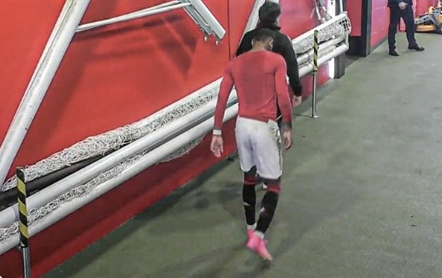 Marcus Rashford left the pitch with an injury for Manchester United but still took the time to give this young fan his kit. - Bóng Đá