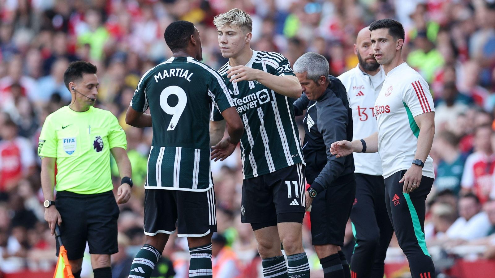 Fabrizio Romano has revealed that Tottenham were the other club attempting to buy new Manchester United signing Rasmus Hojlund  - Bóng Đá