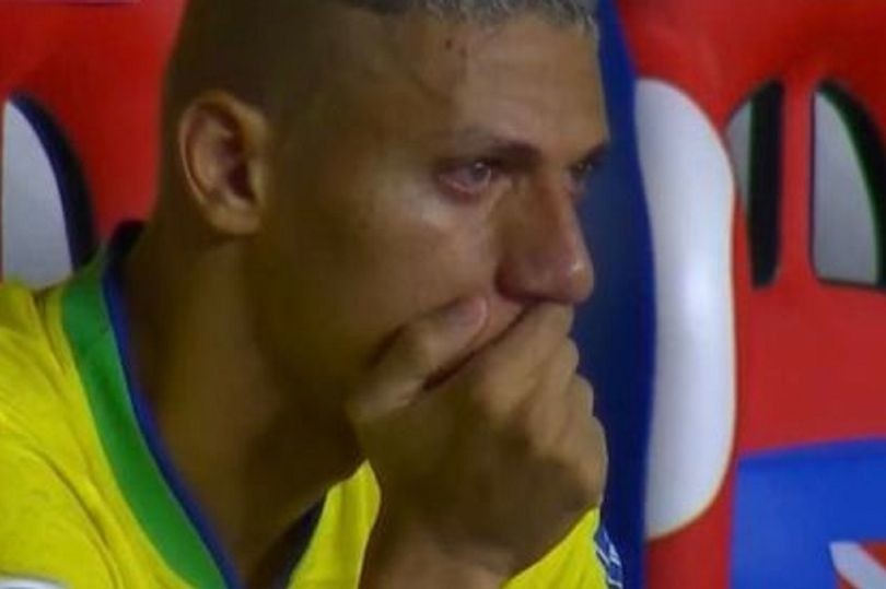 Richarlison lý giải những giọt nước mắt trên ghế dự bị - Bóng Đá