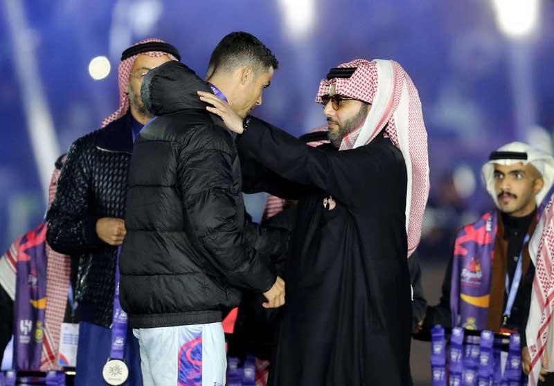 Người đứng sau cuộc so tài giữa Messi và Ronaldo - Bóng Đá