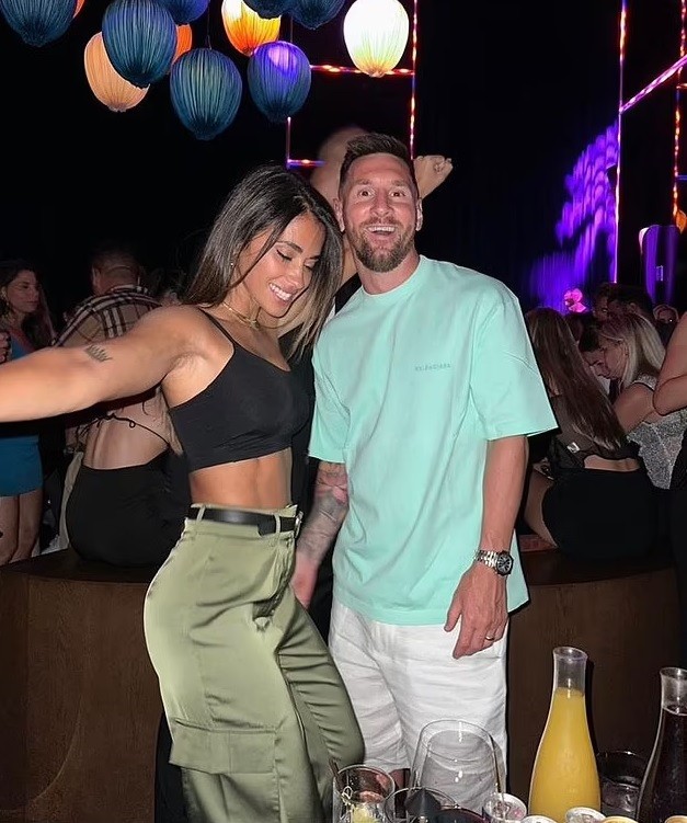 Messi và vợ tiệc tùng vui hết cỡ với Beckham, Busquets và Alba - Bóng Đá