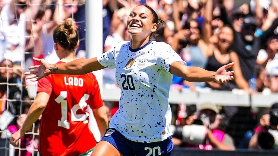 Nữ cầu thủ 21 tuổi đi vào lịch sử tuyển Mỹ - Bóng Đá