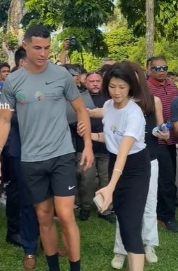 Nữ MC đáp trả khi bị tố 'sờ soạng' Ronaldo - Bóng Đá