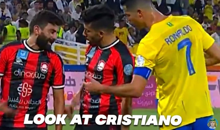 Ronaldo đóng vai 'người phán xử' khi đối thủ tranh nhau đá penalty - Bóng Đá