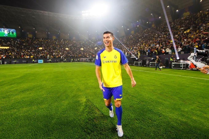 Ronaldo was made available to numerous unnamed Champions League teams for just £80,000 per week - Bóng Đá
