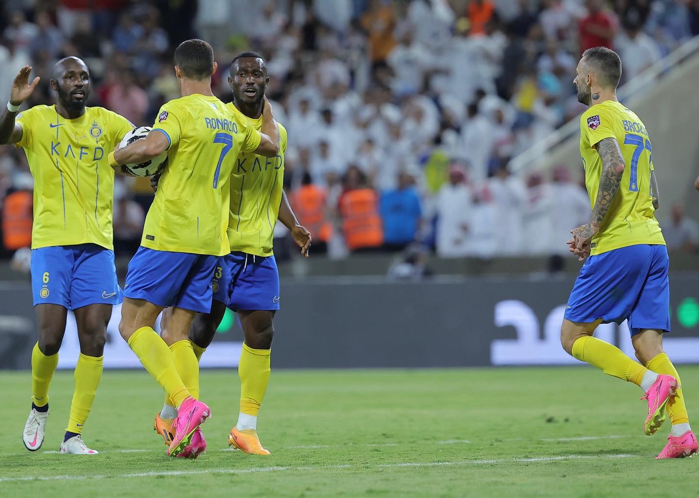 Messi gọi, Ronaldo lập tức trả lời khi đưa Al-Nassr vào tứ kết - Bóng Đá