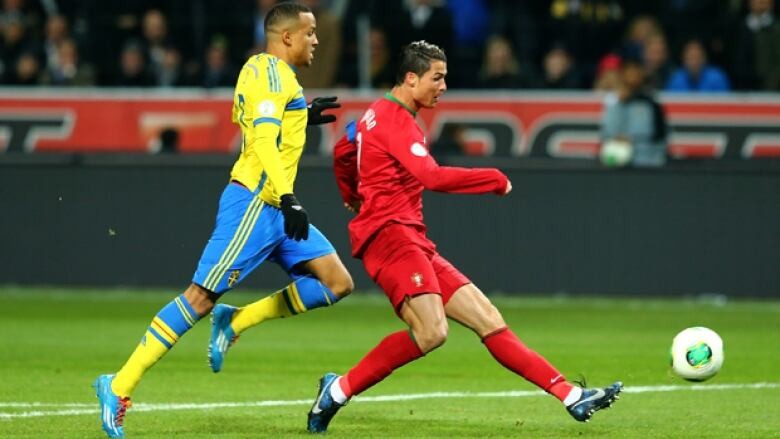 Ronaldo ghi hat-trick kinh điển hủy diệt đội bóng của Ibrahimovic - Bóng Đá