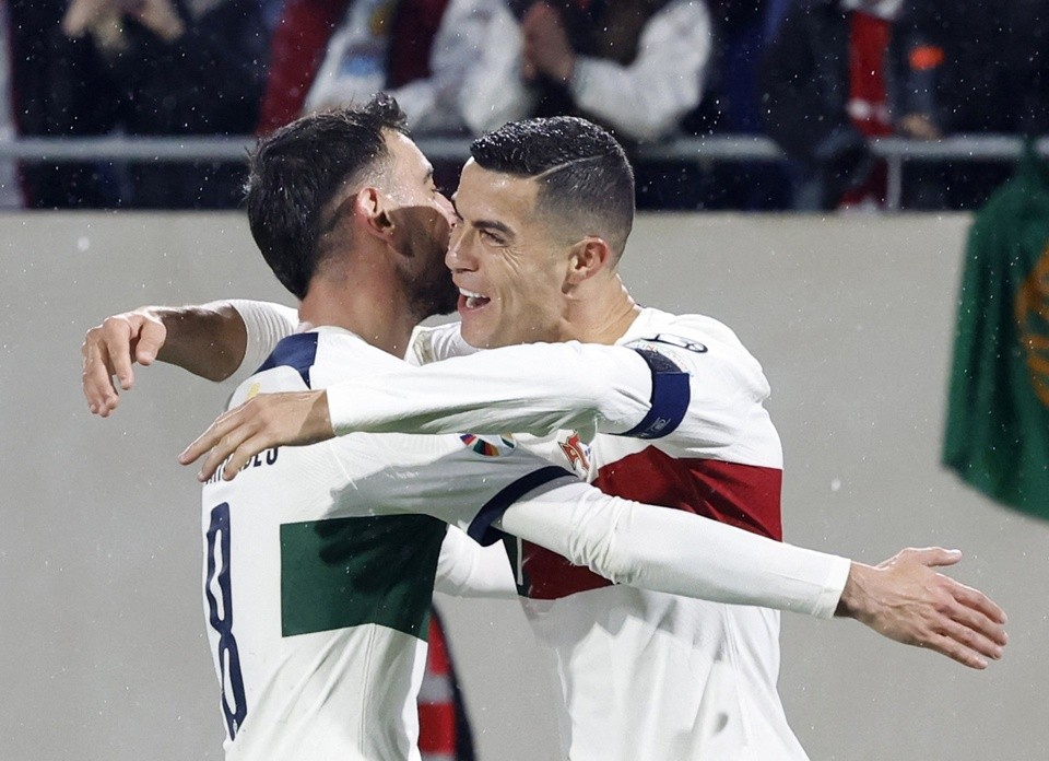 Ronaldo ghi bàn hiệu quả ra sao so với Messi - Bóng Đá