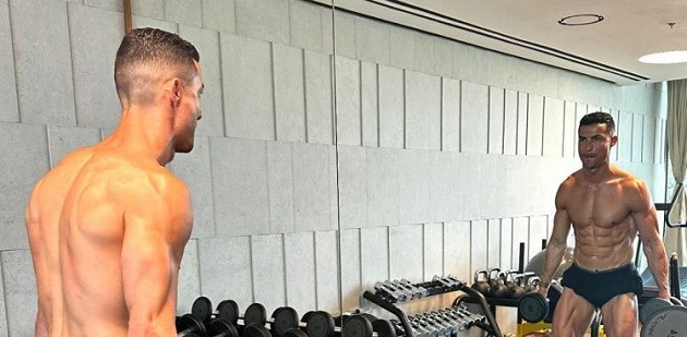 KEEP RON GOING Cristiano Ronaldo celebrates turning 39 with three cakes as he spends his birthday with Georgina and the kids - Bóng Đá
