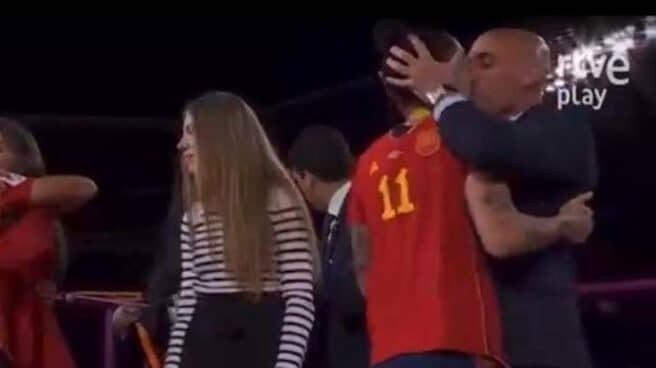 Fifa Women’s World Cup 2023: Football chief criticised after giving World Cup winner kiss on the lips - Bóng Đá