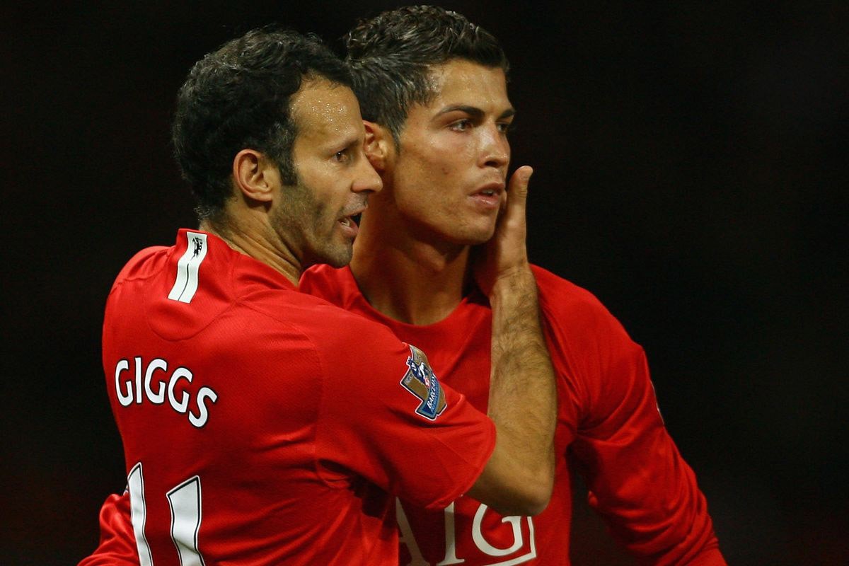 Rasmus Hojlund names Cristiano Ronaldo in his dream Manchester United five-a-side team... with the in-form forward saying he would leave his idol up front - Bóng Đá