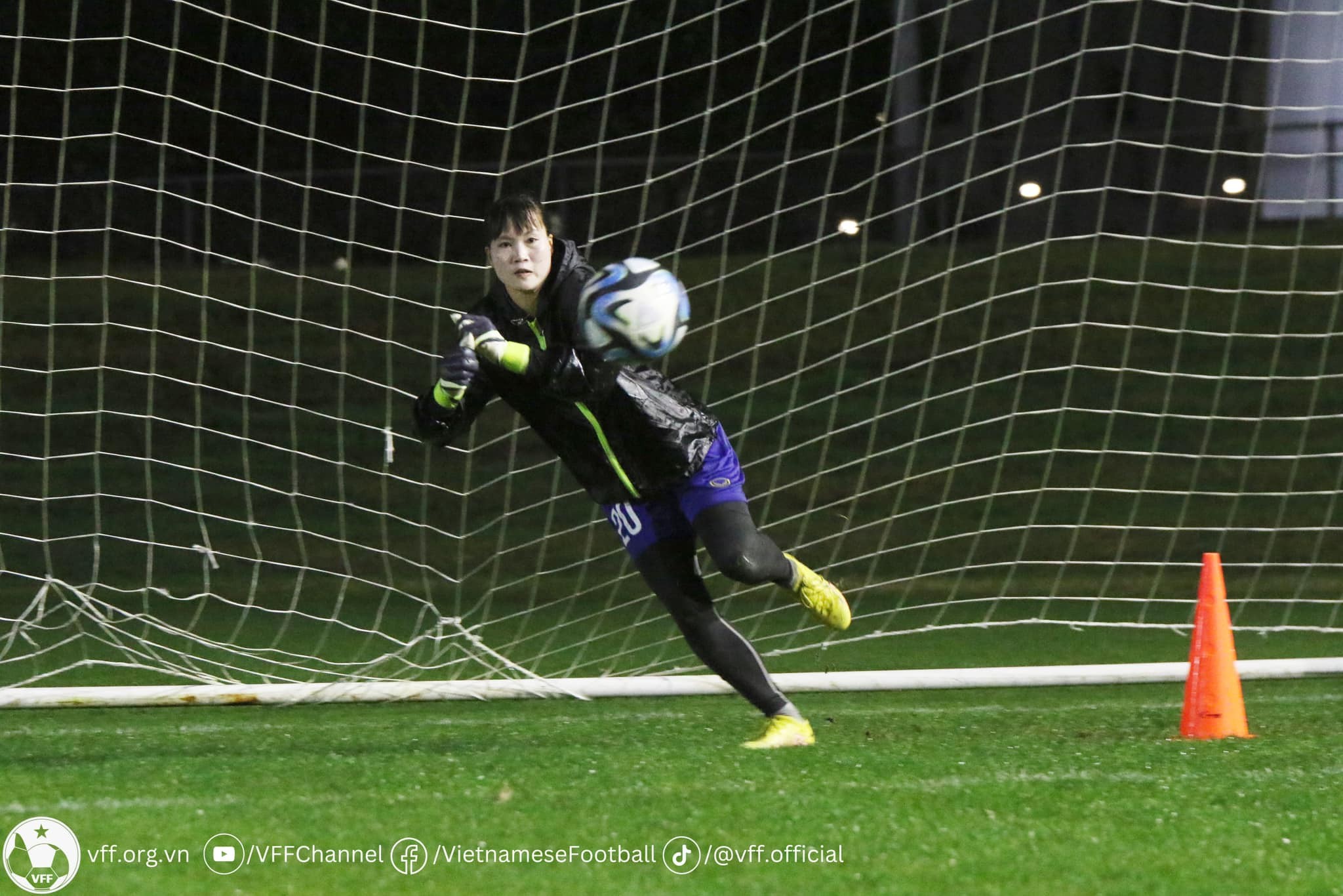 Tuyển nữ Việt Nam khẩn trương tập luyện chuẩn bị đấu Tây Ban Nha - Bóng Đá