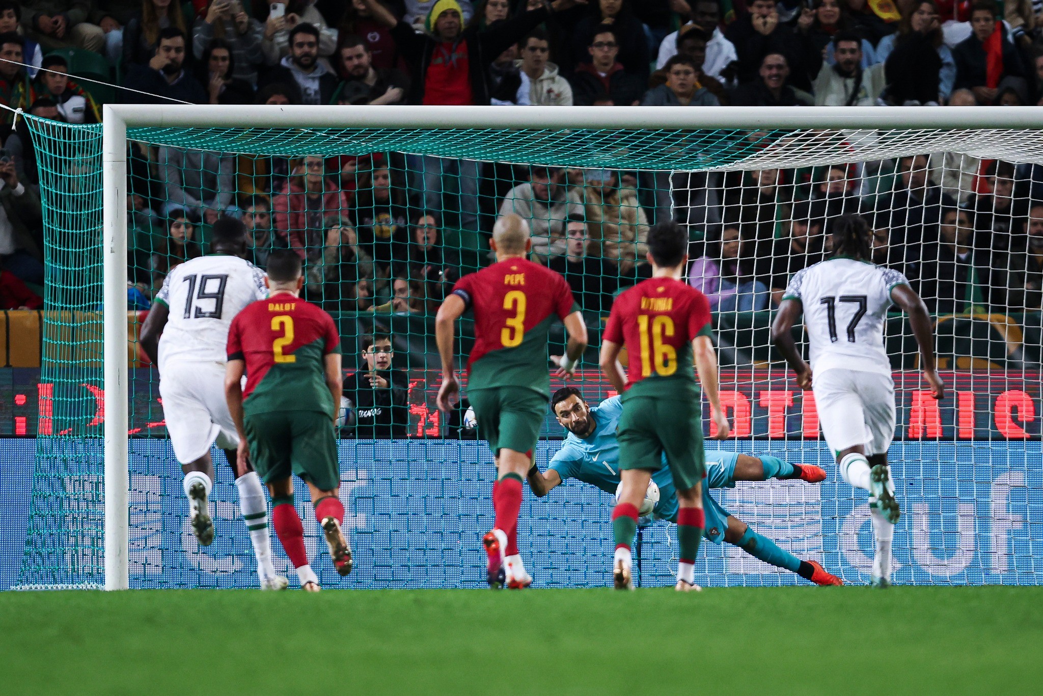 Fernandes bùng cháy với cú đúp, Bồ Đào Nha thắng đậm dù không có Ronaldo - Bóng Đá