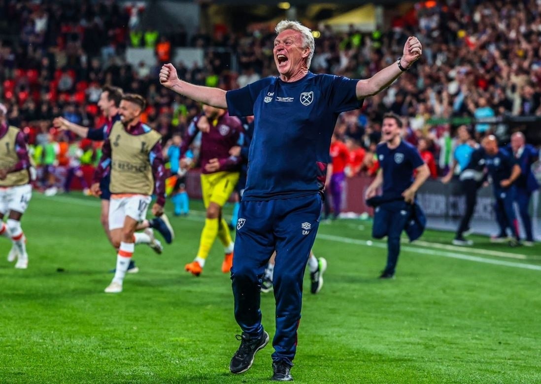 Khoảnh khắc xúc động trong ngày David Moyes giành cúp châu Âu - Bóng Đá
