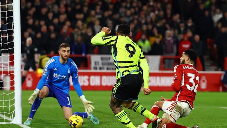 Cận cảnh pha cãi nhau to của hai cầu thủ Arsenal - Bóng Đá