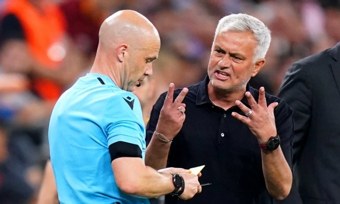 Jose Mourinho charged by UEFA for abusing Anthony Taylor  - Bóng Đá