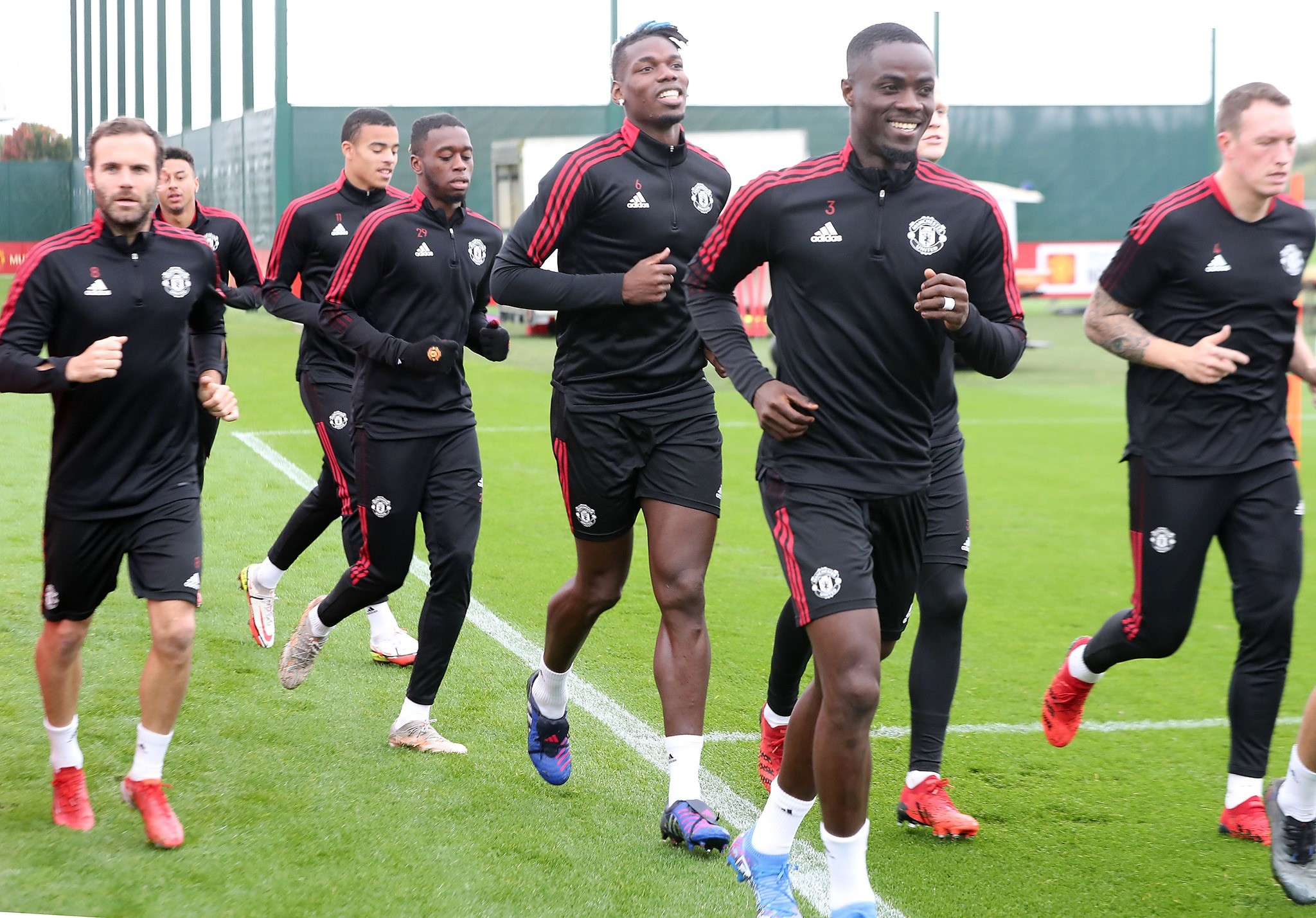 Kẻ thay thế Varane đầy rạng rỡ, De Beek lại lặng lẽ trên sân tập M.U - Bóng Đá