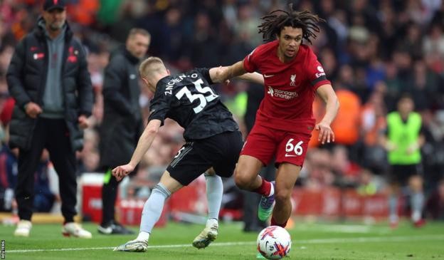 Oleksandr Zinchenko breaks down on Arsenal bench after being nutmegged by Trent Alexander-Arnold - Bóng Đá