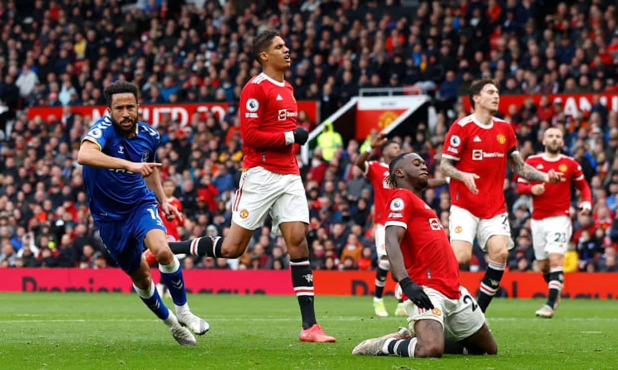 Solskjaer đang kéo lùi hàng thủ Man Utd - Bóng Đá
