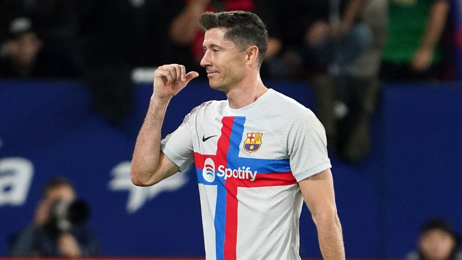 Lewandowski làm gì khi bị đuổi khỏi sân ở phút 31? - Bóng Đá