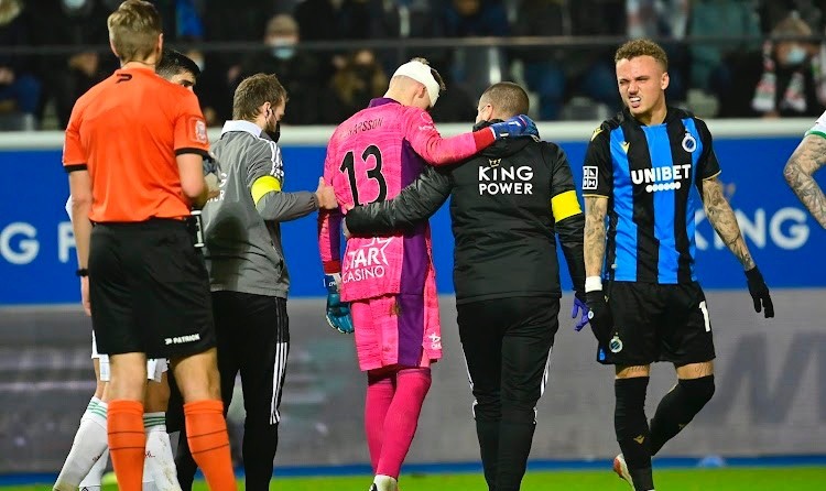 Va chạm cực mạnh, thủ thành Arsenal choáng váng đổ máu đầu - Bóng Đá