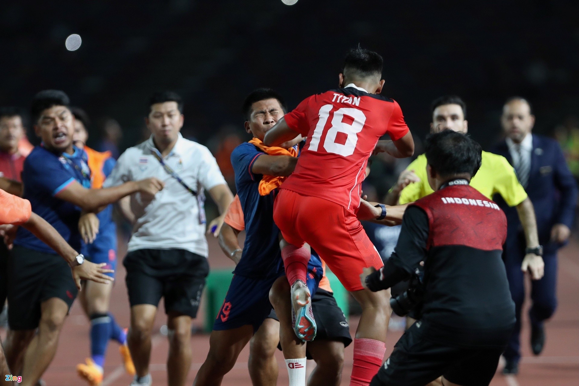 Hai đội Thái Lan và Indonesia ẩu đả cuối trận chung kết SEA Games 32 - Bóng Đá
