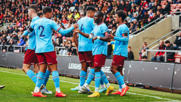 Hủy diệt M.U 6-1, sao trẻ Man City ăn mừng như Ronaldo - Bóng Đá