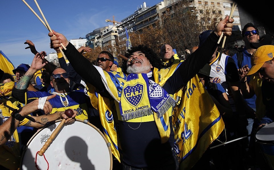 CĐV Boca Juniors và River Plate hò hét, đốt phát sáng loạn cả khu Madrid - Bóng Đá