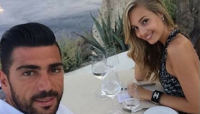 Vợ Graziano Pelle đốt mắt với bikini bốc lửa - Bóng Đá