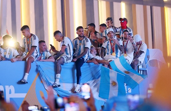 Messi diễu hành ăn mừng trên xe buýt mui trần - Bóng Đá