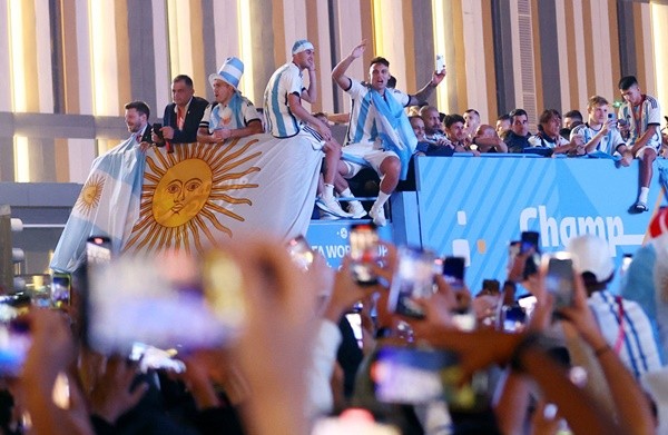 Messi diễu hành ăn mừng trên xe buýt mui trần - Bóng Đá